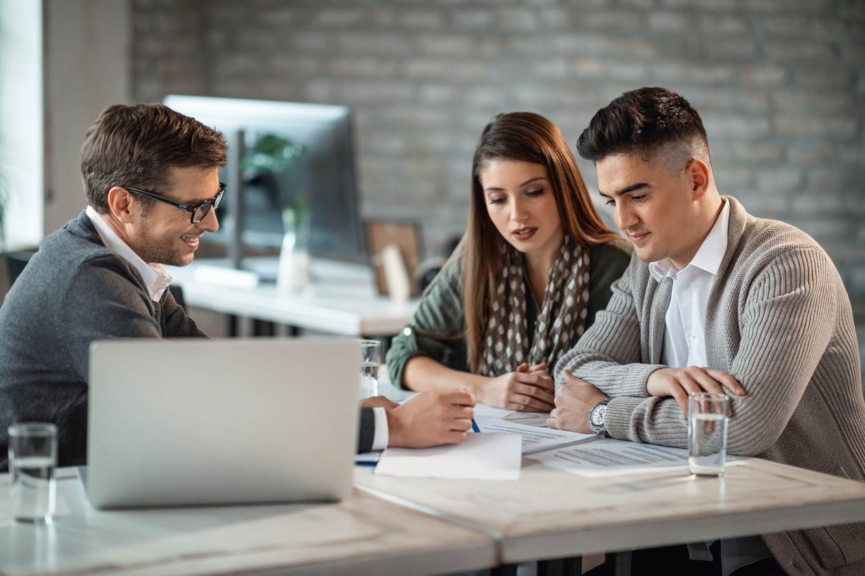 Un asesor financiero es un profesional que ofrece orientación sobre una amplia gama de decisiones financieras. Pero, ¿qué hace exactamente un asesor financiero y cómo saber si necesitas uno? En este artículo, te guiaremos a través de estas cuestiones clave.