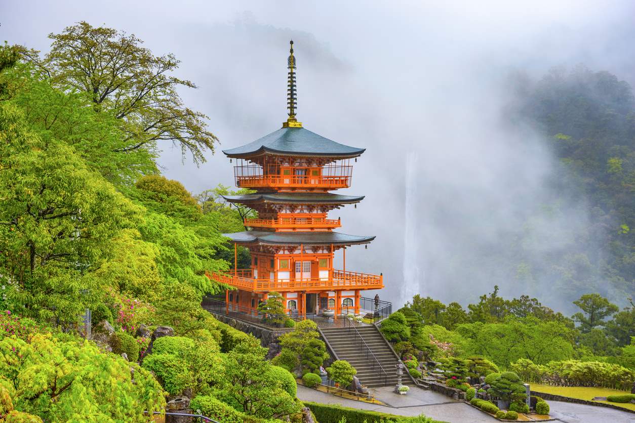 El Camino de Kumano, conocido en japonés como Kumano Kodo, es una red de antiguos senderos de peregrinación que se extienden por la península